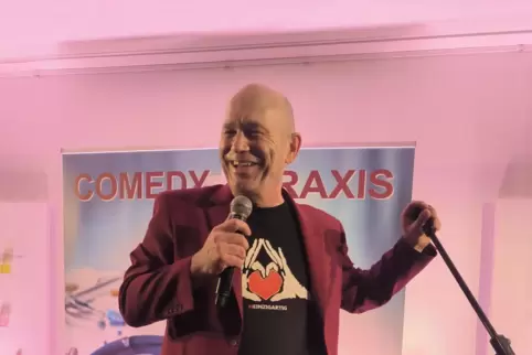 Der Komiker und Arzt Heinz Gröning überzeugt sein Publikum mit Stand-up, Liedern, Parodien und Medizinwissen.