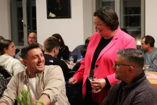Nicht nur dank regionaler Weine: Die Vorstellung von Bürgermeisterkandidatin Isabel Steinhauer-Theis im Veldenzschloss lief alle