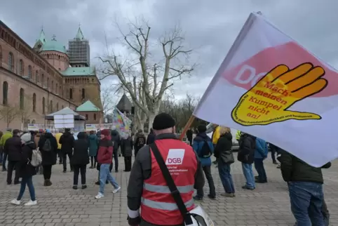 Flagge zeigen: Vertreter der Gewerkschaften reihen sich am Samstag vor dem Dom bei den rund 150 Menschen ein, die für Demokratie