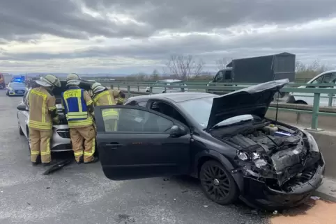 Vier beschädigte Autos, zwei verletzte Personen: die Bilanz eines A6-Unfalls am Freitag. 