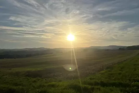 Zwischen vielen Wolken gibt es bereits am Montag ein wenig Sonnenschein. 