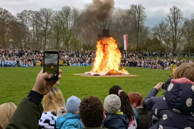 Heiße Sache: Schneemann Bobby symbolisiert den Winter – und hat auf der Klipfelsau natürlich keine Chance gehen die Flammen. 