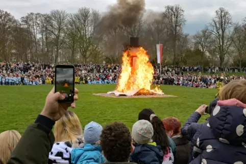 Heiße Sache: Schneemann Bobby symbolisiert den Winter – und hat auf der Klipfelsau natürlich keine Chance gehen die Flammen. 