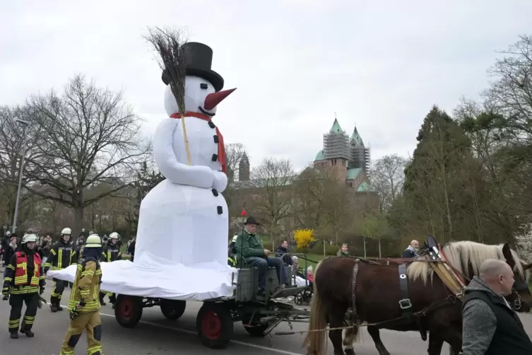 Da lacht er noch: Der Schneemann ahnt nicht, wie hei&szlig; es ihm bald werden wird.