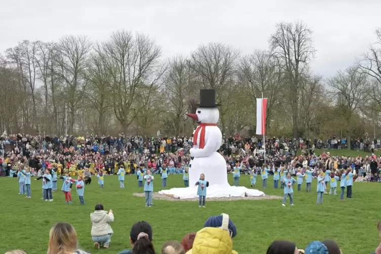 Fr&ouml;hlicher Reigen: Die Kinder-Jazztanzgruppe des TSV Speyer l&auml;sst sich von der K&auml;lte nicht beeindrucken.