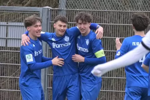 FKP-Spieler Jannik Meth (links) und Marvin Schick (rechts) freuen sich mit dem Torschützen des 1:0, Samuel Pastorek (Mitte). 