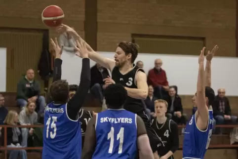 Tom Dreyer (Nummer 3) von TV Kirchheimbolanden wirft gegen die die SG Ludwigshafen/Frankenthal den Ball in Richtung Korb. Dreyer