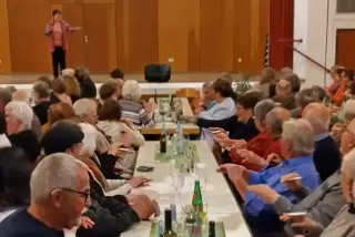 Bei der Geburtstagsfeier des TSV Hütschenhausen musste das Publikum auch mitmachen. Bei einer Übung mit Bierdeckeln galt es, gel