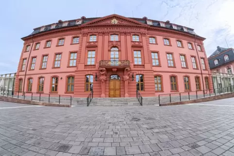 Vier Frauen mit einem gemeinsamen Ziel: Die Interessen des Donnersbergkreises im Landtag Mainz vertreten. Vier Frauen mit einem gemeinsamen Ziel: Die Interessen des Donnersbergkreises im Landtag Mainz vertreten.