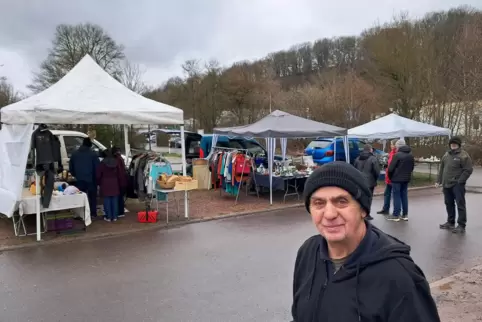 Der Ixheimer Peter Leiner hat den ersten von mehreren geplanten Flohmärkten auf dem Freibad-Parkplatz in Contwig organisiert. Di