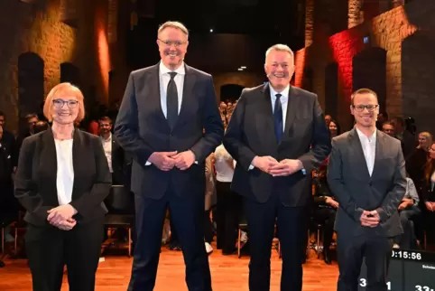 Moderatorin und Mainz-Korrespondentin Karin Dauscher, die beiden Kandidaten Alexander Schweitzer (SPD) und Gordon Schnieder (CDU