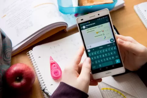 Smartphone im Klassensaal: allenfalls nach Aufforderung des Lehrers erlaubt. Smartphone im Klassensaal: allenfalls nach Aufforderung des Lehrers erlaubt.