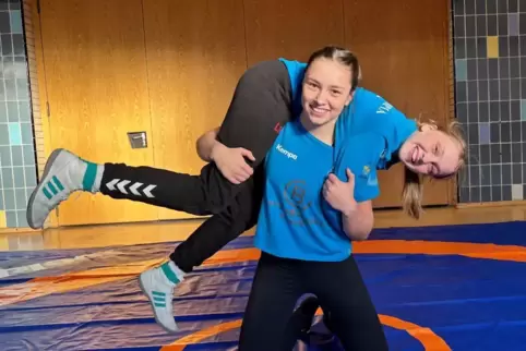 Jana (kniend) und Laura Rimmer nehmen sich was vor. 