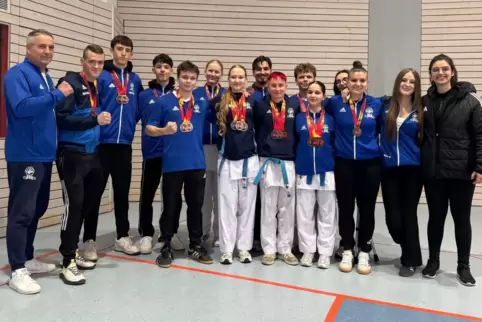 Trainer Michael Hoffmann (links) mit Martin Schoppel, Louis und Mika Böhm, Loic Horn, Emilia Weißenmayer, Venera Stroh, Aleks An