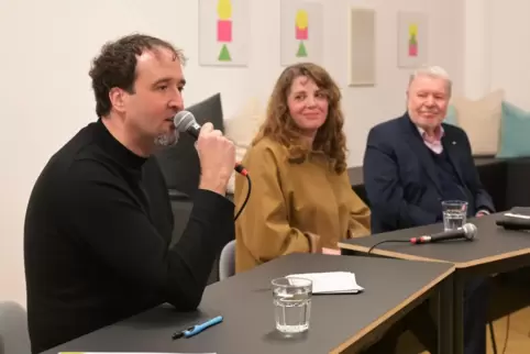 Bei der Heimat-Diskussion im Brilliant Spaces, von links Christoph Lode (Moderator), Marjana Gaponenko (Schriftstellerin) und Ku