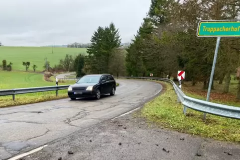 Die Kreisstraße 74 zwischen dem Zweibrücker Flugplatz und Contwig, hier in Höhe Truppacherhof, ist marode. 