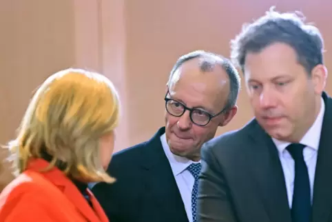 Investitionsversprechen gebrochen? Kanzler Merz (Mitte) mit Finanzminister Klingbeil und Arbeitsministerin Bas. 