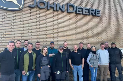 Der neue Betriebsrat von John Deere. Von links: Marc Möller (Vorsitzender), Jannik Spielberger, Lee Hirschel (Gewerkschaftssekre Der neue Betriebsrat von John Deere. Von links: Marc Möller (Vorsitzender), Jannik Spielberger, Lee Hirschel (Gewerkschaftssekre