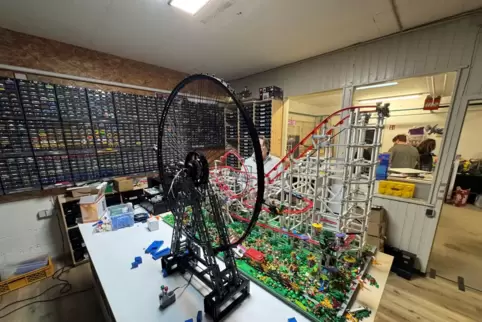 Die Bauteile der Legoausstellung müssen regelmäßig gewartet werden.