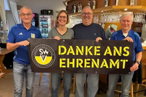 Von links: Kreisvorsitzender Klaus Schneider, Konstanze Christian, Vereinsvorsitzender Thomas Bernhart und Kreisehrenamtsbeauftr
