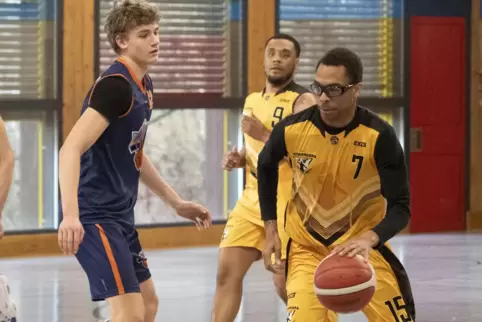 Fastbreakers-Center Zaiquan Robertson (rechts) war mit 24 Punkten Topscorer in seinem Team. 
