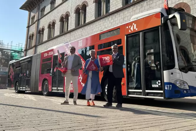 Rollt ab sofort über die Straßen der Stadt: der Bus zum 750. Geburtstag Kaiserslauterns. Alexander Heß vom Citymanagement (links Rollt ab sofort über die Straßen der Stadt: der Bus zum 750. Geburtstag Kaiserslauterns. Alexander Heß vom Citymanagement (links