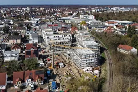 Richtig Betrieb: Für das Ludwigsgarten-Projekt (Mitte) laufen derzeit Arbeiten an mehreren Bauteilen. 