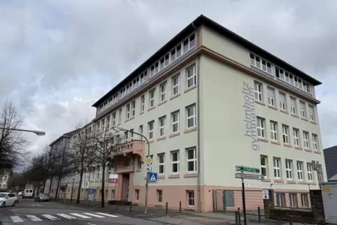 Der Altbau des Helmholtz-Gymnasiums, ehemals Schulzentrum Mitte. 