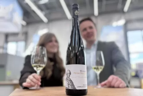 Passt hervorragend zu herzhaftem Essen: der 2020er Gimmeldinger Riesling Reserve.
