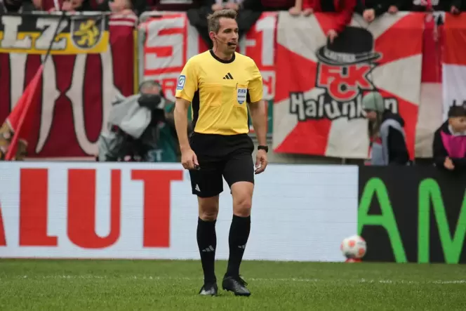 Wurde nach dem Derby mit Applaus verabschiedet: Tobias Stieler.