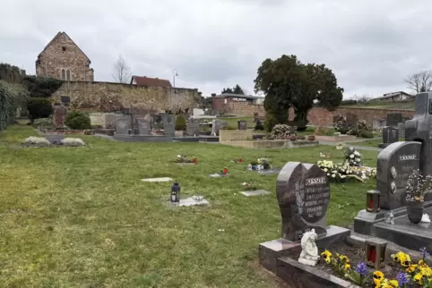 Hier auf dem Battenberger Friedhof an der Martinskirche sollen Baum- und Rebengräber entstehen.