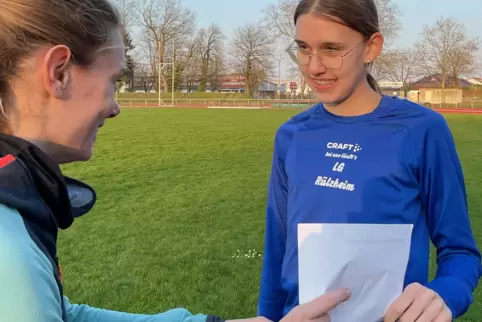 Mia Hahn mit Trainerin Tanja Hellmann. 