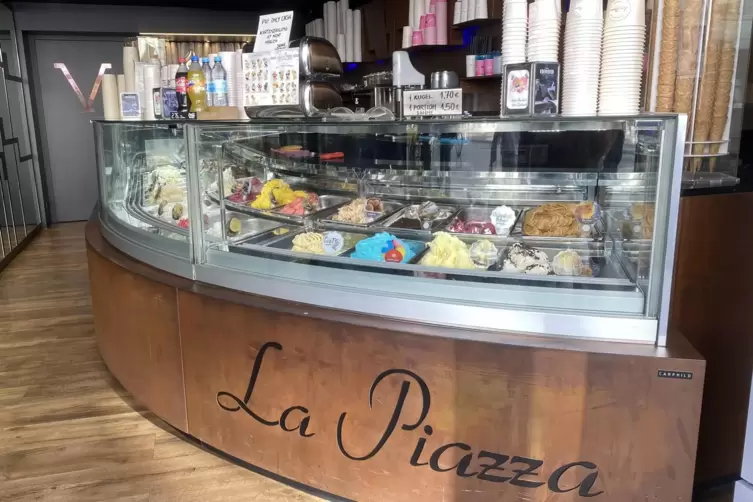 Lange, geschwungene Eistheke: La Piazza in der Maximilianstra&szlig;e 37. 