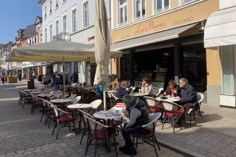 Mit Caf&eacute;-Freisitz: La Piazza in der Maximilianstra&szlig;e 82. 