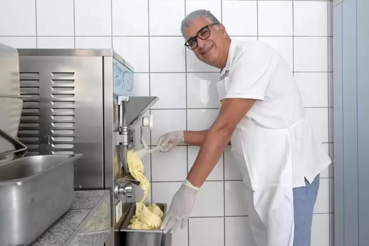 An der Eismaschine: Giovanni de Vico vom gleichnamigen Eiscaf&eacute; in Speyer. 