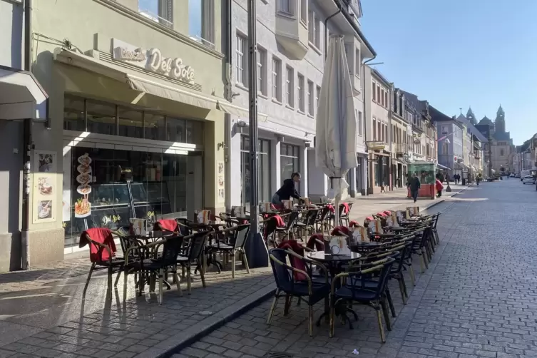 Eis l&ouml;ffeln mit Domblick: Del Sole in der Maximilianstra&szlig;e bereitet sich auf einen &Ouml;ffungstag vor. 