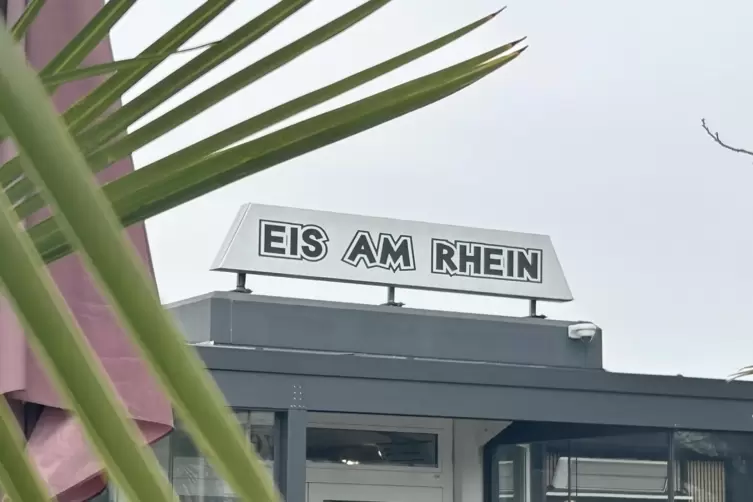 Eis am Rhein: Bei Angelo Tolones Eiscaf&eacute; gibt es hausgemachtes Eis auch im &bdquo;Drive-in&ldquo;. 
