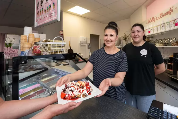 Bedienen die Kunden in Harthausen: Melinda &bdquo;Melly&ldquo; Sidau und Tochter Roberta in Mellys Eiscaf&eacute;. 