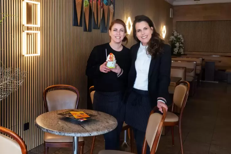 Bietet im Eiscaf&eacute; auch Sitzpl&auml;tze: Elena Rigoni (rechts) vom Dolomiti in Waldsee mit ihrer Mitarbeiterin Nina. 