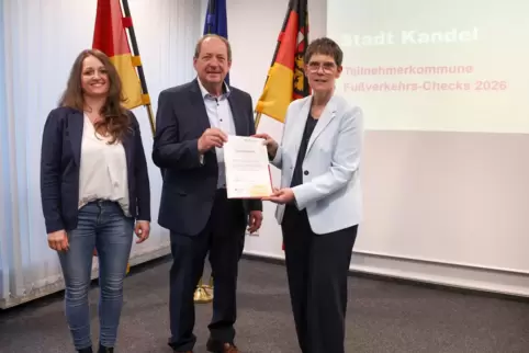 Bei der Urkundenübergabe (von links): Citymanagerin Jennifer Tschirner, Stadtbürgermeister Michael Gaudier, Wirtschaftsstaatssek