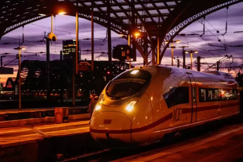 Der extrem stark frequentierte Kölner Hauptbahnhof und die auf dem Foto links im Hintergrund erkennbare Hohenzollernbrücke über 