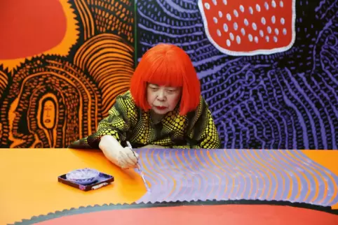 Unsere Erde ist ein winziger Polka Dot unter Millionen anderen Gestirnen“: Yayoi Kusama, wie sie alle kennen. Unsere Erde ist ein winziger Polka Dot unter Millionen anderen Gestirnen“: Yayoi Kusama, wie sie alle kennen.