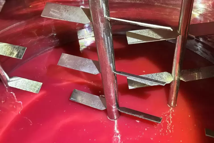 Cocktailmixen in gigantisch: Der Tequila Sunrise wird im riesigen Edelstahltank mit einem R&uuml;hrwerk gemischt.