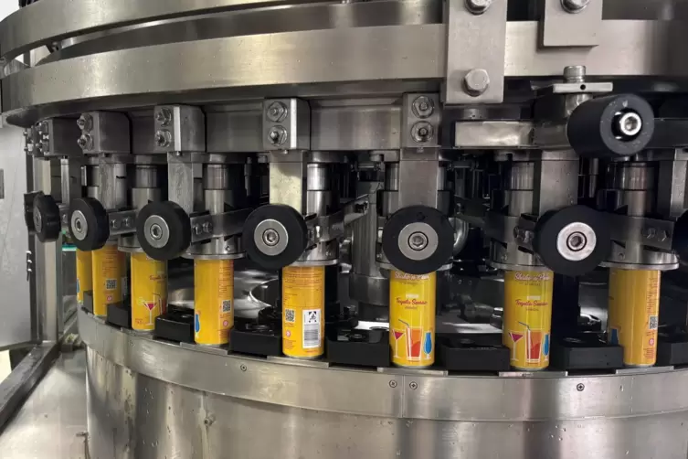 Das Herzst&uuml;ck der Abf&uuml;llanlage der Empire Spirits GmbH in Hinterweidenthal f&uuml;r die Cocktaildosen &ndash; hier wird der Tequila Sunrise