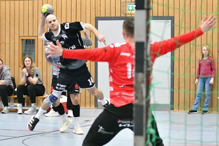 Der wieder aktivierte Felix Dettinger (hier beim Wurf gegen SG-Torwart Damian Zajac), der in Zweibr&uuml;cken unter anderem A-Jugend-