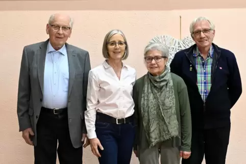 Treue TV-Mitglieder (v on links): Kurt Wennagel (für 80-jährige Mitgliedschaft geehrt ), Christine Kirsch (50), Sigrid Heim (80)