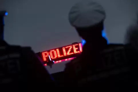 Zwei Unbekannten gelang Samstagnacht die Flucht auf einem Roller.