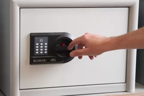 Die Polizei vermutet, dass die Täter den Tresor in einer Mülltonne abtransportiert haben. 