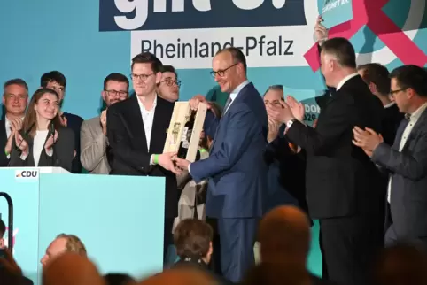 Ein „Revoluzzer“ für den Kanzler: Generalsekretär Johannes Steiniger überreicht Bundeskanzler Friedrich Merz ein Weinpräsent. 