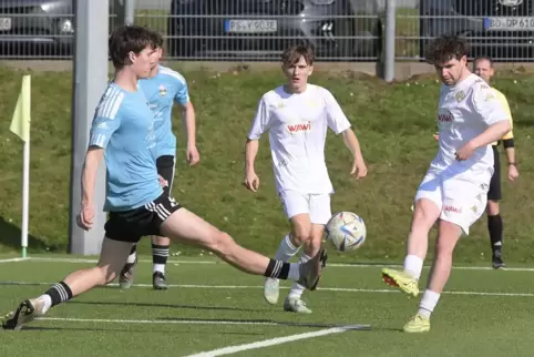 Kandels Torschütze River-Che Ries (links) will diese Flanke von FKP-A-Junior Benedikt Stratmann verhindern. Till Frohberg schaut